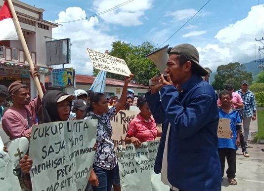 Polisi Tetapkan Dua Mahasiswa Anti Korupsi Alor Tersangka Ketua Mahasiswa KEMILAU Antipas Kamengkol sedang berorasi di kantor Kejaksaan Negeri Alor, Kamis (16/3). Mereka menuntut Jaksa segera menetapkan para pihak yang diduga korupsi dana bencana seroja senilai Rp 54 Miliar.