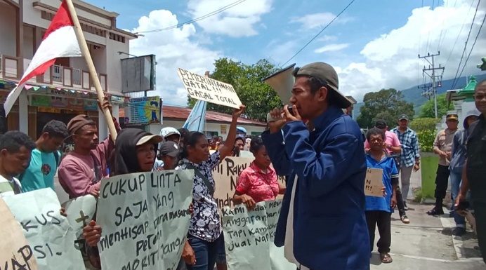 Polisi Tetapkan Dua Mahasiswa Anti Korupsi Alor Tersangka Ketua Mahasiswa KEMILAU Antipas Kamengkol sedang berorasi di kantor Kejaksaan Negeri Alor, Kamis (16/3). Mereka menuntut Jaksa segera menetapkan para pihak yang diduga korupsi dana bencana seroja senilai Rp 54 Miliar.