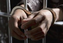 Polisi Tahan Tersangka Pejabat ASN Alor Nelon Anie Gambar: ilustrasi penahanan tersangka. (Sumber: news.okezone.com).