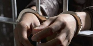 Polisi Tahan Tersangka Pejabat ASN Alor Nelon Anie Gambar: ilustrasi penahanan tersangka. (Sumber: news.okezone.com).