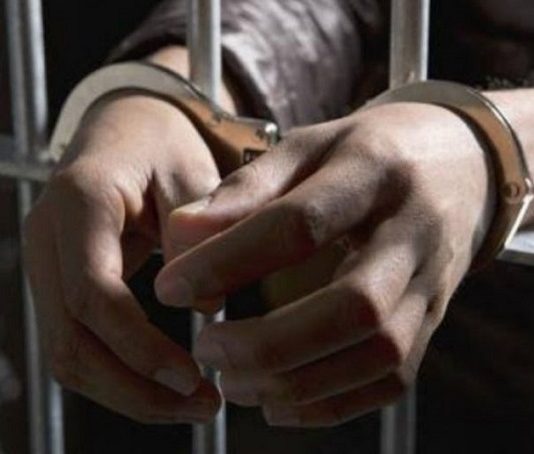 Polisi Tahan Tersangka Pejabat ASN Alor Nelon Anie Gambar: ilustrasi penahanan tersangka. (Sumber: news.okezone.com).