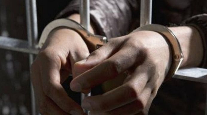 Polisi Tahan Tersangka Pejabat ASN Alor Nelon Anie Gambar: ilustrasi penahanan tersangka. (Sumber: news.okezone.com).