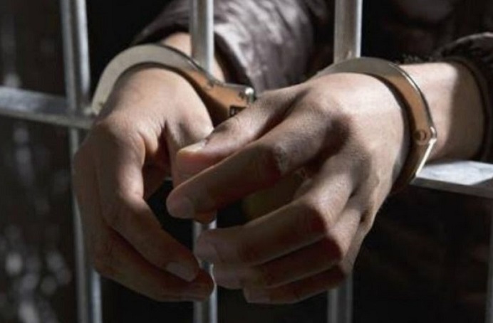 Gambar: ilustrasi penahanan tersangka. (Sumber: news.okezone.com).
