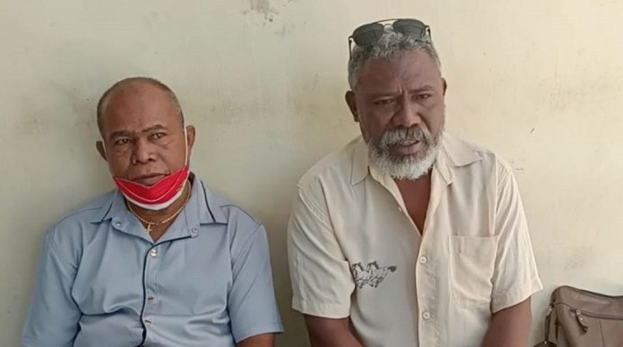 Tak Menduga Kliennya Divonis Mati, PH SAS Akan Banding Gambar: Tim PH SAS, Jefta O. Djahasana, SH (kanan) dan Fredrik Sanapada, SH ketika memberikan keterangan pers, Kamis (9/3) di kantor PN Kalabahi. (Foto: doc tribuanapos.net/dm).