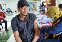 Ratusan Warga Alor Telah Disuntik Vaksin Covid-19 Program Kantor Kesehatan Pelabuhan Kelas II Kupang Tim vaksinator KKP Kelas II Kupang sedang menyuntik Vaksin Covid-19 kepada pasien, Kamis (9/3) di Pelabuhan Kalabahi. (Foto: doc tribuanapos.net/dm).