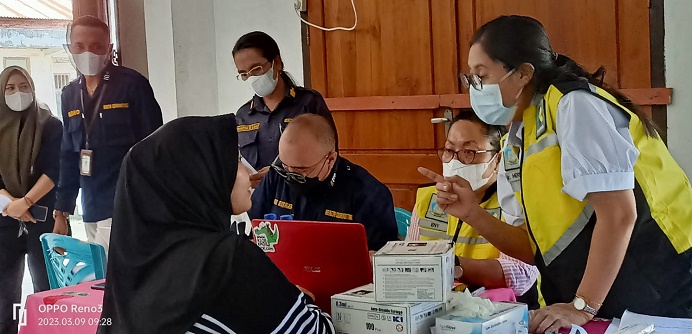 dr. Herni Desmania (kanan) dari KKP Kelas II Kupang sedang berkonsultasi dengan pasien sebelum disuntik vaksin Covid-19, Kamis (9/3) di Pelabuhan Kalabahi, Alor. 