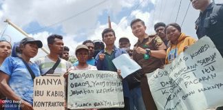 Rumah Seroja Tak Layak Huni, Warga Korban Seroja Alor Demo di Kejaksaan Tuntut Usut Kasus Korupsi Dana Seroja Rp 54 Miliar Setelah berorasi, warga korban Bencana Seroja dan Mahasiswa KEMILAU menyerahkan laporan kasus dugaan korupsi dana bantuan perumahan Seroja kepada Kejaksaan Negeri Alor, Senin (13/3) di kantor Kejaksaan Alor, Kalabahi.