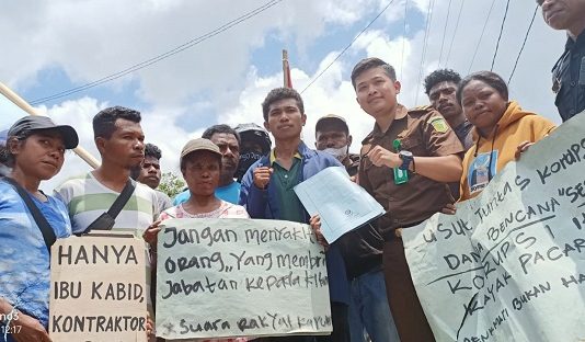 Rumah Seroja Tak Layak Huni, Warga Korban Seroja Alor Demo di Kejaksaan Tuntut Usut Kasus Korupsi Dana Seroja Rp 54 Miliar Setelah berorasi, warga korban Bencana Seroja dan Mahasiswa KEMILAU menyerahkan laporan kasus dugaan korupsi dana bantuan perumahan Seroja kepada Kejaksaan Negeri Alor, Senin (13/3) di kantor Kejaksaan Alor, Kalabahi.