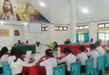Yapenkris Pingdoling Alor Gelar Kegiatan Visioning dan Penggembalaan 45 Guru Misionaris untuk Mengajar di Sekolah GMIT Sekteraris Yapenkris Pingdoling, Mando Kolimon, S.Pd (kiri depan) di dampingi Ketua Yapenkris Pingdoling Dr. Fredrik Abia Kande (depan kanan) sedang memimpin pembahasan draf kontrak bersama guru kontrak Yapenkris Pingdoling, Jumat (24/3) di Aula Pola Tribuana, Kalabahi.
