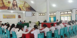 Yapenkris Pingdoling Alor Gelar Kegiatan Visioning dan Penggembalaan 45 Guru Misionaris untuk Mengajar di Sekolah GMIT Sekteraris Yapenkris Pingdoling, Mando Kolimon, S.Pd (kiri depan) di dampingi Ketua Yapenkris Pingdoling Dr. Fredrik Abia Kande (depan kanan) sedang memimpin pembahasan draf kontrak bersama guru kontrak Yapenkris Pingdoling, Jumat (24/3) di Aula Pola Tribuana, Kalabahi.