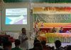 Bawaslu Alor Perketat Pengawasan Pemilu 2024, Hati-Hati Caleg yang Berniat Curang, Ada Sanksi Pidana Komisioner Bawaslu Alor Orias Langmau sedang berdiri memaparkan materi sosialisasi produk hukum Pemilu 2024 kepada Panwascam, Sabtu (18/3) di Aula Watamelang, Alor.