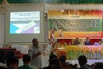 Bawaslu Alor Perketat Pengawasan Pemilu 2024, Hati-Hati Caleg yang Berniat Curang, Ada Sanksi Pidana Komisioner Bawaslu Alor Orias Langmau sedang berdiri memaparkan materi sosialisasi produk hukum Pemilu 2024 kepada Panwascam, Sabtu (18/3) di Aula Watamelang, Alor.