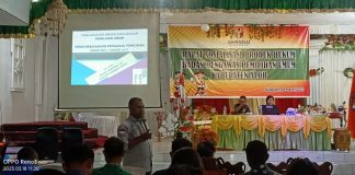 Bawaslu Alor Perketat Pengawasan Pemilu 2024, Hati-Hati Caleg yang Berniat Curang, Ada Sanksi Pidana Komisioner Bawaslu Alor Orias Langmau sedang berdiri memaparkan materi sosialisasi produk hukum Pemilu 2024 kepada Panwascam, Sabtu (18/3) di Aula Watamelang, Alor.