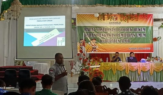 Bawaslu Alor Perketat Pengawasan Pemilu 2024, Hati-Hati Caleg yang Berniat Curang, Ada Sanksi Pidana Komisioner Bawaslu Alor Orias Langmau sedang berdiri memaparkan materi sosialisasi produk hukum Pemilu 2024 kepada Panwascam, Sabtu (18/3) di Aula Watamelang, Alor.