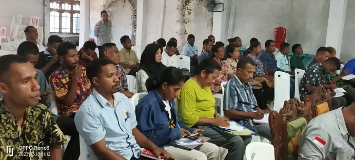 Peserta Panwascam di 18 kecamatan sedang serius mengikuti materi sosialisasi produk hukum Pemilu 2024, Sabtu (18/3) di Aula Watamelang, Alor.