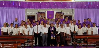 45 Guru Misionaris Yapenkris GMIT Pingdoling Alor Ikut Ibadah Perhadapan di Gereja Pola Guru misionaris Yapenkris Pingdoling Alor foto bersama Pdt Loisa Ena Blegur, Dr. Fredrik Kande dan Pengrus Yayasan usai mengikuti ibadah Pengutusan, Minggu (26/3) di Gereja Pola Tribuana, Kalabahi.