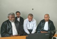 Sepriyanto Ayub Snae Mantan Calon Pendeta GMIT Divonis Hukuman Mati Terdakwa Sepriyanto Ayub Snae alias SAS (tengah baju putih) di dampingi tim penasehat hukumnya ketika mengikuti sidang putusan hakim secara virtual, Rabu (8/3) di Lapas Kelas IIB Kalabahi, Alor. (Foto: doc tribuanapos.net).
