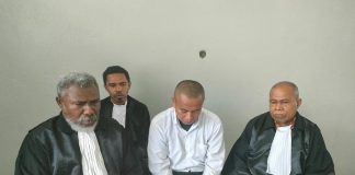 Sepriyanto Ayub Snae Mantan Calon Pendeta GMIT Divonis Hukuman Mati Terdakwa Sepriyanto Ayub Snae alias SAS (tengah baju putih) di dampingi tim penasehat hukumnya ketika mengikuti sidang putusan hakim secara virtual, Rabu (8/3) di Lapas Kelas IIB Kalabahi, Alor. (Foto: doc tribuanapos.net).