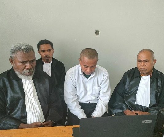 Sepriyanto Ayub Snae Mantan Calon Pendeta GMIT Divonis Hukuman Mati Terdakwa Sepriyanto Ayub Snae alias SAS (tengah baju putih) di dampingi tim penasehat hukumnya ketika mengikuti sidang putusan hakim secara virtual, Rabu (8/3) di Lapas Kelas IIB Kalabahi, Alor. (Foto: doc tribuanapos.net).
