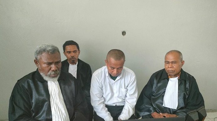Sepriyanto Ayub Snae Mantan Calon Pendeta GMIT Divonis Hukuman Mati Terdakwa Sepriyanto Ayub Snae alias SAS (tengah baju putih) di dampingi tim penasehat hukumnya ketika mengikuti sidang putusan hakim secara virtual, Rabu (8/3) di Lapas Kelas IIB Kalabahi, Alor. (Foto: doc tribuanapos.net).
