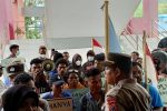 Demo ke DPRD Alor, Warga Korban Seroja Minta DPRD Panggil Pemda Minta Pertangungjawaban Proyek Bantuan Rumah Tak Layak Huni Warga korban Seroja di Alor Timur Laut dan Mahasiswa KEMILAU melakukan unjuk rasa di kantor DPRD, Senin (13/3) di Kalabahi Kota. Mereka menuntut DPRD panggil pemda RDP masalah bantuan rumah tak layak huni di ATL.