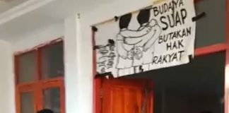 Diduga Korupsi Dana Bencana Seroja Rp 54 Miliar, Mahasiswa dan Warga Segel Kantor BPBD Alor Mahasiswa KEMILAU sedang menyegel pintu utama kantor BPBD Alor, Senin (13/3).