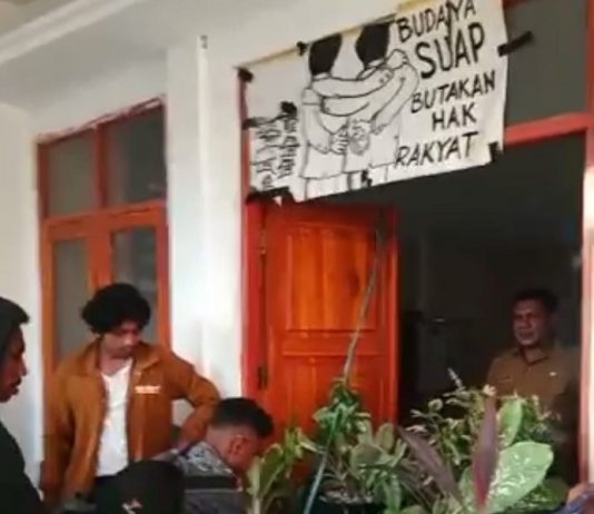 Diduga Korupsi Dana Bencana Seroja Rp 54 Miliar, Mahasiswa dan Warga Segel Kantor BPBD Alor Mahasiswa KEMILAU sedang menyegel pintu utama kantor BPBD Alor, Senin (13/3).