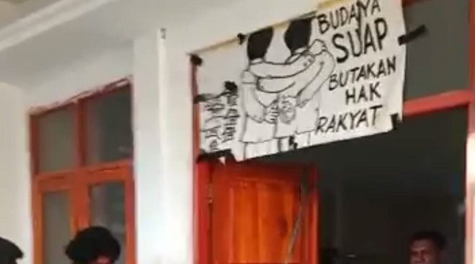Diduga Korupsi Dana Bencana Seroja Rp 54 Miliar, Mahasiswa dan Warga Segel Kantor BPBD Alor Mahasiswa KEMILAU sedang menyegel pintu utama kantor BPBD Alor, Senin (13/3).