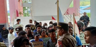 Demo ke DPRD Alor, Warga Korban Seroja Minta DPRD Panggil Pemda Minta Pertangungjawaban Proyek Bantuan Rumah Tak Layak Huni Warga korban Seroja di Alor Timur Laut dan Mahasiswa KEMILAU melakukan unjuk rasa di kantor DPRD, Senin (13/3) di Kalabahi Kota. Mereka menuntut DPRD panggil pemda RDP masalah bantuan rumah tak layak huni di ATL.