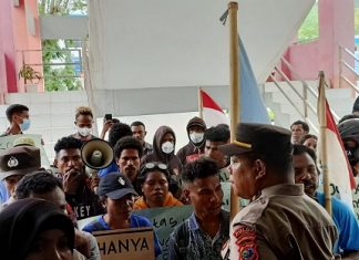 Demo ke DPRD Alor, Warga Korban Seroja Minta DPRD Panggil Pemda Minta Pertangungjawaban Proyek Bantuan Rumah Tak Layak Huni Warga korban Seroja di Alor Timur Laut dan Mahasiswa KEMILAU melakukan unjuk rasa di kantor DPRD, Senin (13/3) di Kalabahi Kota. Mereka menuntut DPRD panggil pemda RDP masalah bantuan rumah tak layak huni di ATL.