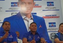 Demokrat Usung Abdulah Apa Caleg DPR RI dan Denny Lalitan Caleg DPRD Provinsi NTT di Pemilu 2024 Gambar dari kiri ke kanan: Lukas Reiner Atabui, Abdullah Apa dan Denny Lalitan, ketika jumpa pers, Selasa (4/4) di kantor DPC Demokrat Alor, Watamelang.