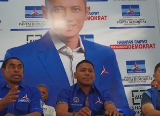 Demokrat Usung Abdulah Apa Caleg DPR RI dan Denny Lalitan Caleg DPRD Provinsi NTT di Pemilu 2024 Gambar dari kiri ke kanan: Lukas Reiner Atabui, Abdullah Apa dan Denny Lalitan, ketika jumpa pers, Selasa (4/4) di kantor DPC Demokrat Alor, Watamelang.