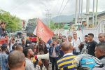 Aksi Jilid 4 Kasus Proyek Rumah Seroja Rp 54 Miliar, KEMILAU Beberkan Data Temuan Dugaan Korupsi Aktivis KEMILAU Dedy Letmau ketika berorasi di depan kantor DPRD Alor sementara, Selasa (4/3) di Kalabahi, Kota.