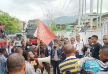 Lamban Tangani Kasus Dugaan Korupsi Proyek Rumah Seroja Rp 54 Miliar, KEMILAU Desak Jaksa Agung Copot Jabatan Kajari Alor Aktivis KEMILAU Dedy Letmau sedang berorasi di kantor Kejaksaan Negeri Alor, Kalabahi Kota, Selasa (4/4).