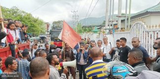 Lamban Tangani Kasus Dugaan Korupsi Proyek Rumah Seroja Rp 54 Miliar, KEMILAU Desak Jaksa Agung Copot Jabatan Kajari Alor Aktivis KEMILAU Dedy Letmau sedang berorasi di kantor Kejaksaan Negeri Alor, Kalabahi Kota, Selasa (4/4).