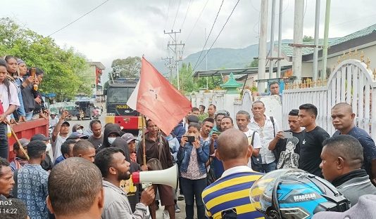 Lamban Tangani Kasus Dugaan Korupsi Proyek Rumah Seroja Rp 54 Miliar, KEMILAU Desak Jaksa Agung Copot Jabatan Kajari Alor Aktivis KEMILAU Dedy Letmau sedang berorasi di kantor Kejaksaan Negeri Alor, Kalabahi Kota, Selasa (4/4).