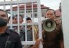 Pidanakan Aktivis Anti Korupsi dan Korban Bencana Seroja, Kajari Alor Abdul Muis Ali Didesak Mundur dari Jabatan Kasie Intel Kejari Alor Zakaria Sulistono (pegang megafon) sedang mengajak demonstran untuk berdialog dengan Kajari di aula kantor Kejaksaan, Selasa (4/4/2023). Nampak Kajari Abdul Muis Ali juga menghampiri demonstran di pintu gerbang kantor Kejaksaan dikawal ketat aparat kepolisian dan Satpam Kejaksaan.