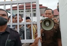 Pidanakan Aktivis Anti Korupsi dan Korban Bencana Seroja, Kajari Alor Abdul Muis Ali Didesak Mundur dari Jabatan Kasie Intel Kejari Alor Zakaria Sulistono (pegang megafon) sedang mengajak demonstran untuk berdialog dengan Kajari di aula kantor Kejaksaan, Selasa (4/4/2023). Nampak Kajari Abdul Muis Ali juga menghampiri demonstran di pintu gerbang kantor Kejaksaan dikawal ketat aparat kepolisian dan Satpam Kejaksaan.