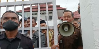 Pidanakan Aktivis Anti Korupsi dan Korban Bencana Seroja, Kajari Alor Abdul Muis Ali Didesak Mundur dari Jabatan Kasie Intel Kejari Alor Zakaria Sulistono (pegang megafon) sedang mengajak demonstran untuk berdialog dengan Kajari di aula kantor Kejaksaan, Selasa (4/4/2023). Nampak Kajari Abdul Muis Ali juga menghampiri demonstran di pintu gerbang kantor Kejaksaan dikawal ketat aparat kepolisian dan Satpam Kejaksaan.