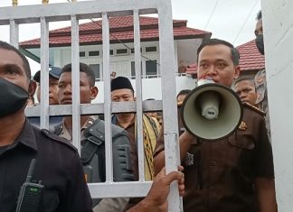 Pidanakan Aktivis Anti Korupsi dan Korban Bencana Seroja, Kajari Alor Abdul Muis Ali Didesak Mundur dari Jabatan Kasie Intel Kejari Alor Zakaria Sulistono (pegang megafon) sedang mengajak demonstran untuk berdialog dengan Kajari di aula kantor Kejaksaan, Selasa (4/4/2023). Nampak Kajari Abdul Muis Ali juga menghampiri demonstran di pintu gerbang kantor Kejaksaan dikawal ketat aparat kepolisian dan Satpam Kejaksaan.