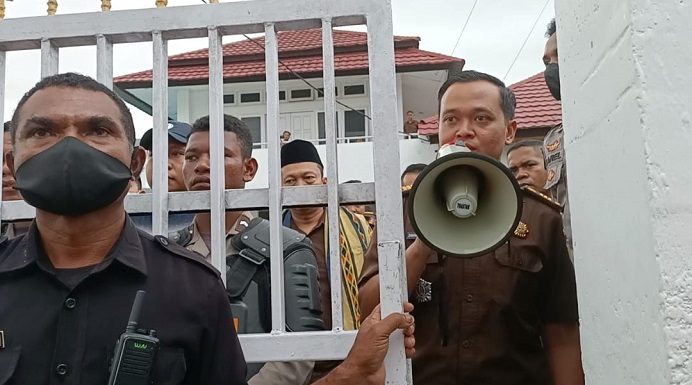 Pidanakan Aktivis Anti Korupsi dan Korban Bencana Seroja, Kajari Alor Abdul Muis Ali Didesak Mundur dari Jabatan Kasie Intel Kejari Alor Zakaria Sulistono (pegang megafon) sedang mengajak demonstran untuk berdialog dengan Kajari di aula kantor Kejaksaan, Selasa (4/4/2023). Nampak Kajari Abdul Muis Ali juga menghampiri demonstran di pintu gerbang kantor Kejaksaan dikawal ketat aparat kepolisian dan Satpam Kejaksaan.