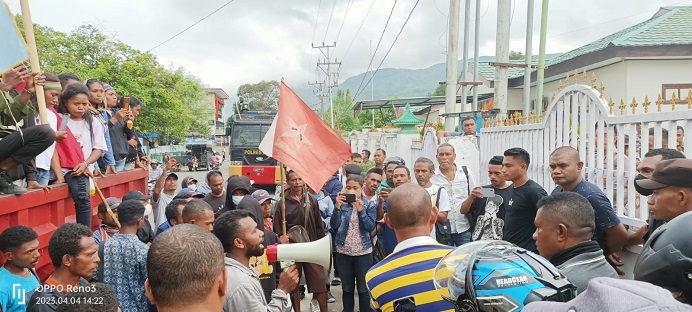 Aktivis KEMILAU Dedy Letmau ketika berorasi di depan kantor DPRD Alor sementara, Selasa (4/3) di Kalabahi, Kota.