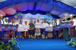 Gubernur NTT Serahkan Bantuan Dana Pendidikan Rp 18,2 Miliar untuk Bangun SMA/SMK di Alor Kepala Dinas Pendidikan Provinsi NTT Linus Lusi (tengah) foto bersama para kepala SMA/SMK/SLB penerima bantuan DAK dan DAU senilai Rp 18,2 Miliar, Senin (22/5) di Halaman SMA Negeri Alor Kecil.