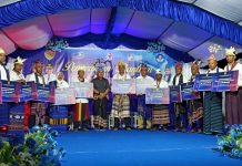 Gubernur NTT Serahkan Bantuan Dana Pendidikan Rp 18,2 Miliar untuk Bangun SMA/SMK di Alor Kepala Dinas Pendidikan Provinsi NTT Linus Lusi (tengah) foto bersama para kepala SMA/SMK/SLB penerima bantuan DAK dan DAU senilai Rp 18,2 Miliar, Senin (22/5) di Halaman SMA Negeri Alor Kecil.