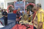 Resmikan Kantor DPRD Alor, Gubernur NTT Ajak Warga Tak Pilih Caleg yang Bodoh dan Rakus di Pemilu 2024 Gubernur NTT Viktor Laiskodat (kedua kiri), memukul gong sebagai tanda diresmikannya kantor baru DPRD Alor, Selasa (23/5) di Batunirwala, Alor. (Sumber: Setda Alor).