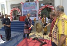 Resmikan Kantor DPRD Alor, Gubernur NTT Ajak Warga Tak Pilih Caleg yang Bodoh dan Rakus di Pemilu 2024 Gubernur NTT Viktor Laiskodat (kedua kiri), memukul gong sebagai tanda diresmikannya kantor baru DPRD Alor, Selasa (23/5) di Batunirwala, Alor. (Sumber: Setda Alor).