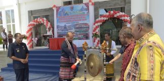 Resmikan Kantor DPRD Alor, Gubernur NTT Ajak Warga Tak Pilih Caleg yang Bodoh dan Rakus di Pemilu 2024 Gubernur NTT Viktor Laiskodat (kedua kiri), memukul gong sebagai tanda diresmikannya kantor baru DPRD Alor, Selasa (23/5) di Batunirwala, Alor. (Sumber: Setda Alor).