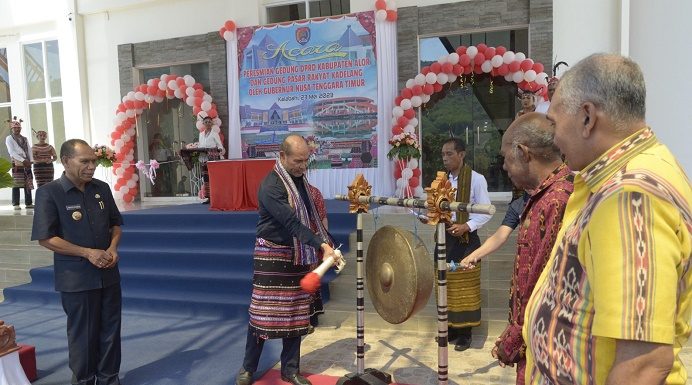 Resmikan Kantor DPRD Alor, Gubernur NTT Ajak Warga Tak Pilih Caleg yang Bodoh dan Rakus di Pemilu 2024 Gubernur NTT Viktor Laiskodat (kedua kiri), memukul gong sebagai tanda diresmikannya kantor baru DPRD Alor, Selasa (23/5) di Batunirwala, Alor. (Sumber: Setda Alor).