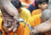 6 Pria di Alor Diduga Perkosa Seorang Anak Secara Bergilir Sambil Bikin Video Bokep Gambar: ilustrasi borgol. (Sumber: merdeka.com).