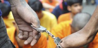 6 Pria di Alor Diduga Perkosa Seorang Anak Secara Bergilir Sambil Bikin Video Bokep Gambar: ilustrasi borgol. (Sumber: merdeka.com).